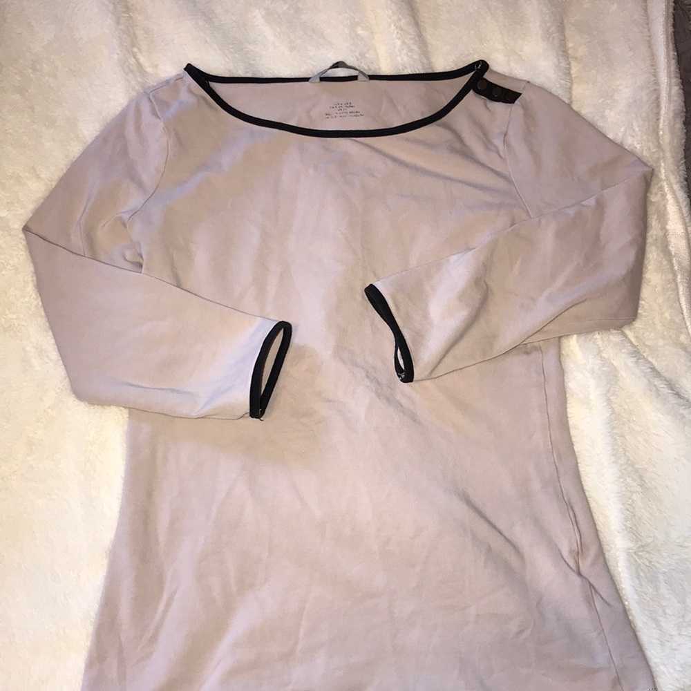 Cute top and shapes the body